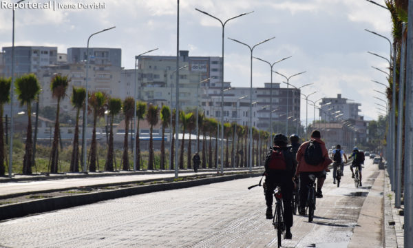 Nisja e aventurës me biçikletë në Pllajën e Dumresë nga Lushnja. 8 tetor 2016. Foto: Ivana Dervishi/BIRN 