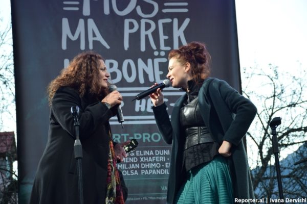 Eda Zari, majtas, dhe Elina Duni, djathtas, këndojnë në koncert-protestën e organizuar prej tyre në mbrojtje të Parkut Kombëtar të Valbonës kundër ndërtimit të HEC-eve që kërcënojnë ta shkatërrojnë atë. Mijëra qytetarë iu bashkuan nismës së dy këngëtareve për të mbrojtur Valbonën dhe për të mos lejuar importin e mbetjeve nga vendet e tjera në Shqipëri. Foto: Ivana Dervishi/BIRN