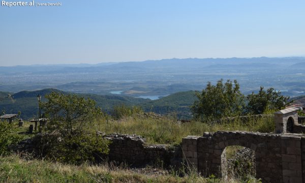 Peizazhi që ofron ngjitja në Kalanë e Krujës.