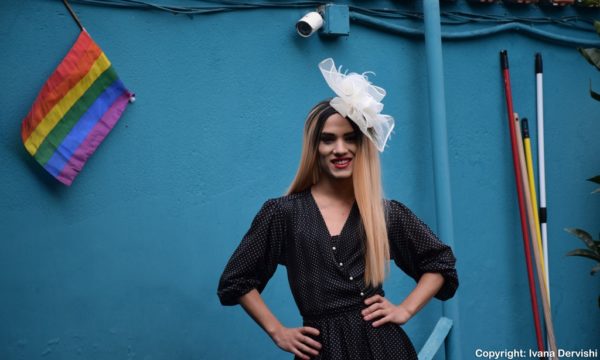 Një transgjinore e quajtur Serafina pozon për një kalendar që synon të rrisë ndërgjegjësimin e të drejtave të komunitetit LGBTI në Shqipëri. Raportet tregojnë se shoqëria shqiptare vazhdon të paragjykojë njerëzit bazuar te orientimet seksuale duke i detyruar ata të jetojnë një jetë të dyfishtë. Foto: Ivana Dervishi/BIRN