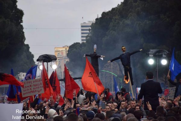 Mijëra mbështetës të Partisë Demokratike protestojnë në Bulevardin "Dëshmorët e Kombit" kundër qeverisë Rama. 18 shkurt 2017. Foto: Ivana Dervishi/BIRN