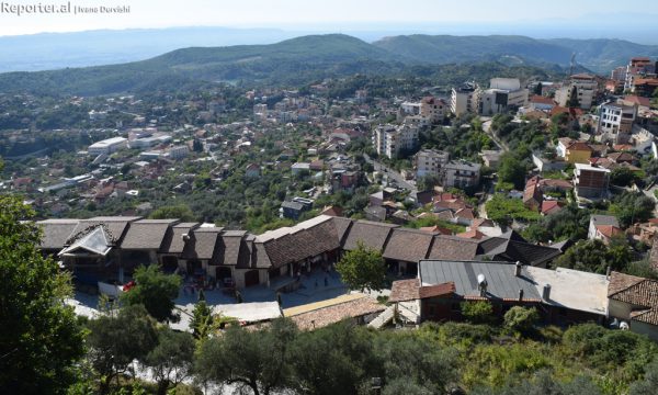 Peizazhi që ofron ngjitja në Kalanë e Krujës.