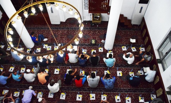 Besimtarët falin namazin në xhaminë Dine Hoxha, Tiranë, Shqipëri.13 korrik 2015. Foto: Ivana Dervishi/BIRN.
