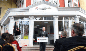 Kryeministri Edi Rama duke përuruar zyrat e reja të Shërbimit Kombëtar të Punës. Foto: LSA