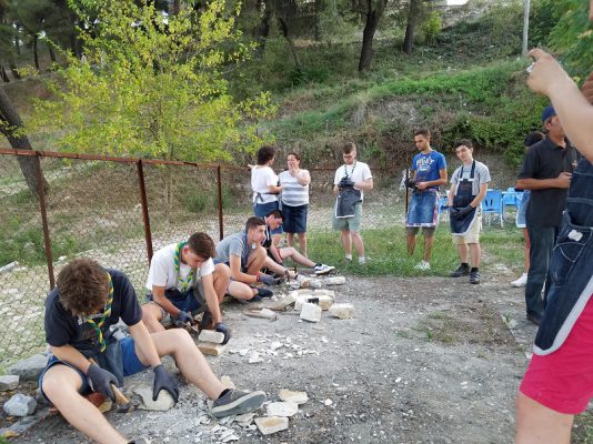 Të rinjtë shqiptarë dhe francez mësojnë skalitjen e gurit në Berat | Foto nga : Erjola Azizolli/ BIRN