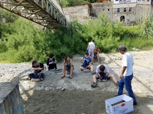 Të rinjtë shqiptarë dhe francez mësojnë skalitjen e gurit në Berat | Foto nga : Erjola Azizolli/ BIRN