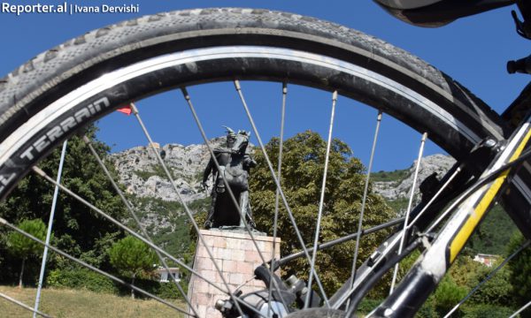 Statuja e heroit kombëtar Gjergj Kastriot Skënderbeut në qytetin e Krujës parë nga goma e një biçiklete gjatë eksporimit.