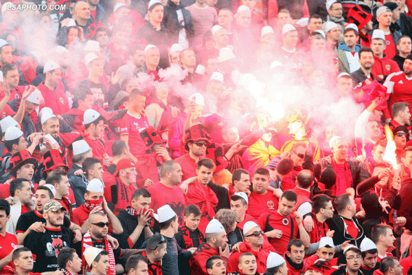 Tifozët Kuq e Zi, gjatë ndeshjes së futbollit ndërmjet ekipeve kombëtare, Shqipëri-Armeni, 2-1, e vlefshme për eleminatoret e 