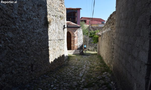 Eksplorimi me biçikletë i rrugicave me kalldrëm në zonën e Kalasë në Krujë.