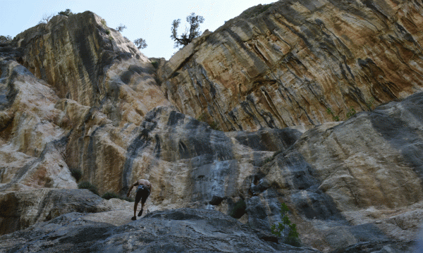 Të pasionuarit pas Rock Climbing tentojnë të ngjisin një shkëmb në Brar. Korrik 2015. Foto: Ivana Dervishi/BIRN.