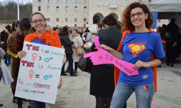 Manifestimi "Unë jam Supergrua" i mbajtur në sheshin Nënë Tereza në mbrojtje të drejtave të gareve. 8 mars 2017. Foto: Loreta Cuka via BIRN.