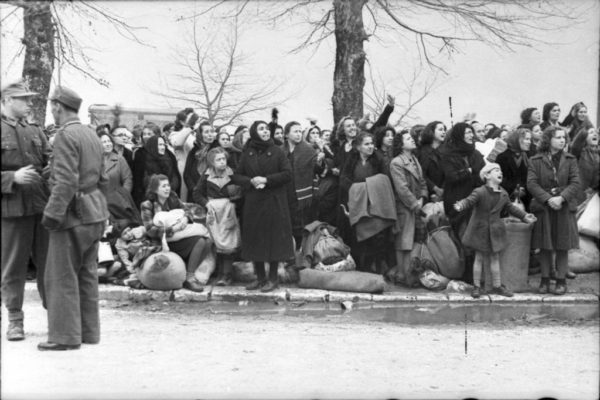 Hebrejtë e Janinës dukue u deportuar nga nazistët drejt kampeve të vedkjes në vitin 1944 