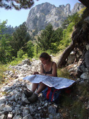 Catherine Bohne duke parë një hartë | Foto nga : Journey to Valbona