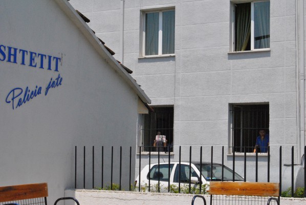 Shtatë aktivistët e shoqëruar të lëvizjes "Për Universitetin:. 10 qershor 2015. Foto: Ivana Dervishi | BIRN.