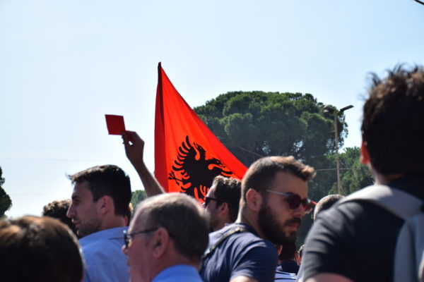 Marshimi i mijëra qytetarëve kundër importit të mbetjeve në Shqipëri. 1 tetor 2016. Foto: Ivana Dervishi/BIRN