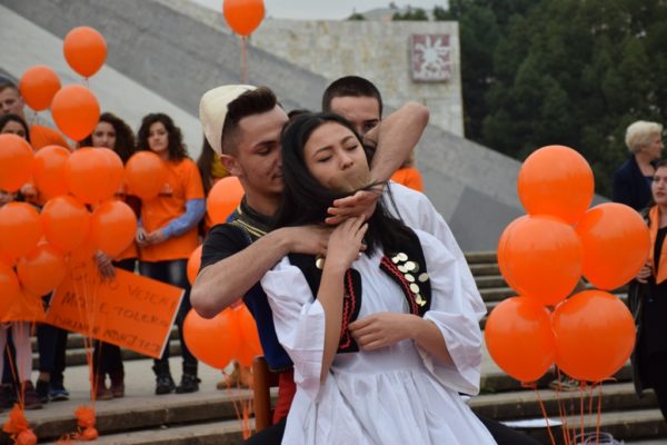 Të rinjtë në Shqipëri sensibilizojnë kundër dhunës ndaj grave. 25 nëntor 2016. Foto: Ivana Dervishi/BIRN