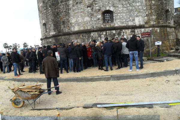 Qytetarë të Durrësit duke protestuar për mungesën e kujdesit për trashëgiminë arkeologjike të qytetit më 3 shkurt 2016. Foto: Gëzim Kabashi/BIRN