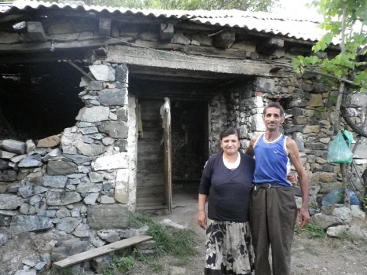 Familje ne rajonin e Fushe-Arrezit me shtepi te shkaterruar qe Pader Andrea i ka ndertuar shtepine