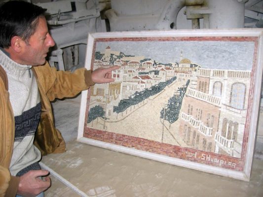 Mjeshtri Isa Shuapi, i mbiquajtur Tako, tregon një mozaik të rrugës 'Tregtare' në Durrës | Foto nga : Gëzim Kabashi