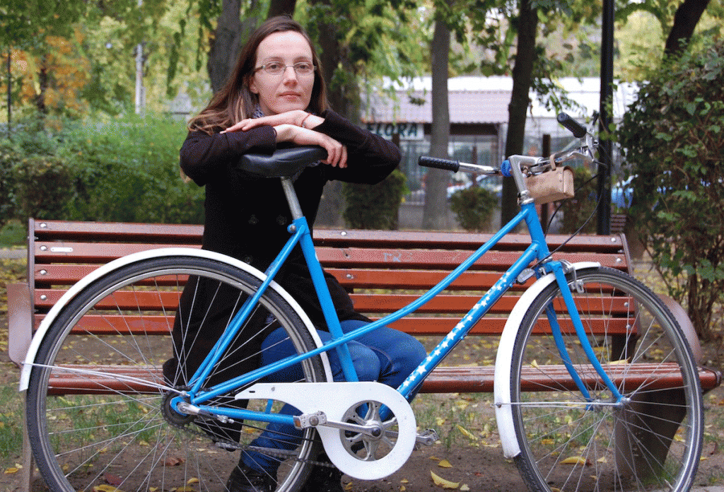 Madalina Oprisan, menaxhere komunikimi për një organizatë jofitimprurëse, e cila drejton gjithashtu një dyqan biçikletash bashkë me të dashurin e saj. Foto: Lina Vdovii