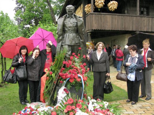 Admirues të Titos pozojnë pranë statujës së tij në Kumrovec. Foto: BIRN/Sven Milekic 