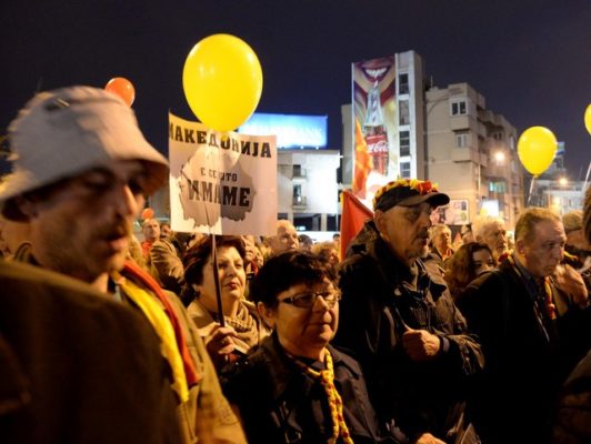 Protestuesit përpara ndërtesës së qeverisë. Foto: MIA