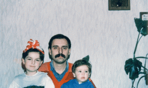 Srecko me motrën dhe babain e tij Goran Hadzic në shtëpinë e tyre në Kroaci para luftës