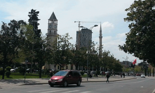 Kulla e Sahatit dhe minarja e Xhamisë së Ethem Beut, prej kohës simboli i Tiranës tashmë gjenden nën shoqërinë e një kulle në ndërtim. Foto: BIRN