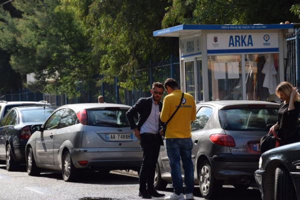 Punonjës i Tirana Parking duke i dhënë bilet e parkimit një qytetari | Foto nga : Ivana Dervishi