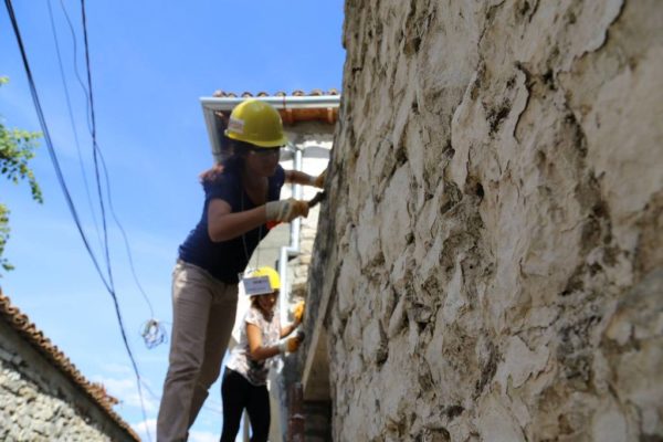 Studentët marrin pjesë në restaurimin e një muri në lagjjen Gorië në Berat | Foto nga : Eriola Azizolli
