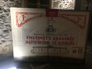 Ekspozita “Emetimet e Krahinës Autonome të Korçës 1917-1918”.