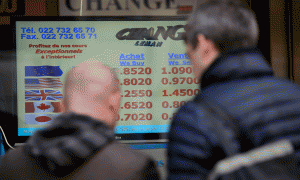 Njerëzit shohin të tronditur rritjen e vlerës së Frangës Zvicerane në një agjenci këmbimi valutor në Gjenevë. Foto: AP/BETA