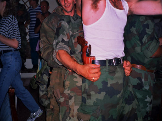 Një festim i "fitores ndaj NATO-s", qershor 1999. Foto: Srdjan Veljoviç. 