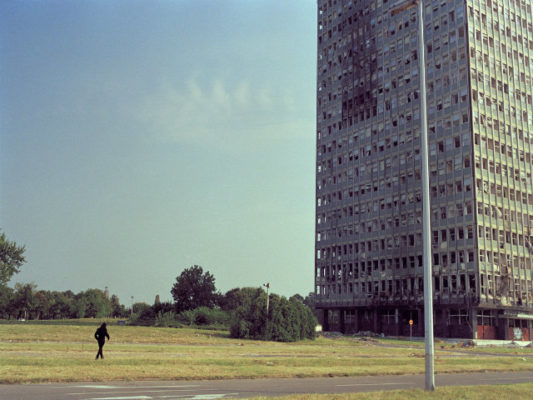 Kulla USCE në Beograd në shtator 1999, disa muaj pasi u bombardua nga NATO. Foto: Srdjan Veljoviç. 