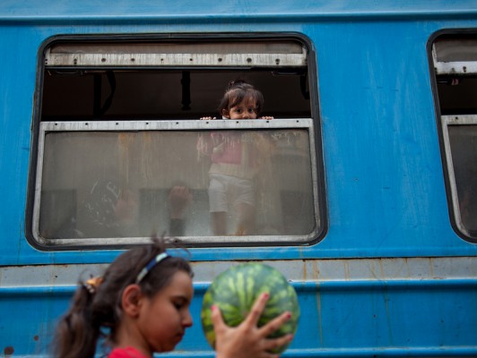 Një fëmijë emigrant shikon nga dritarja e trenit që ecën drejt fshatit Tabanocv pranë kufirit me Serbinë | Foto: Tsvetomir Dimov