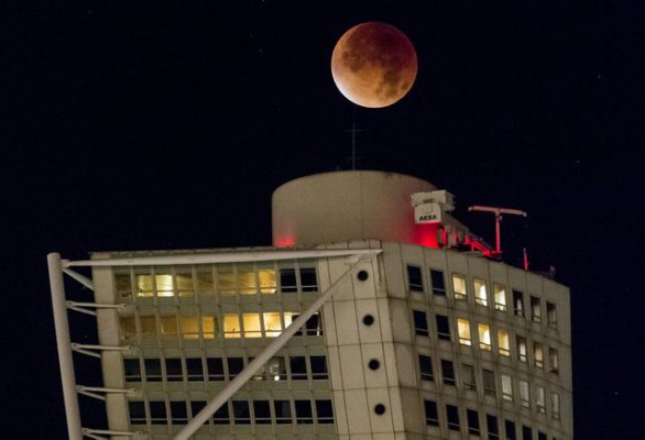 Hëna e kuqe në Suedi. Foto nga (Johan Nilsson/TT News Agency via AP) 