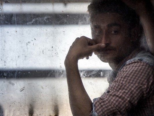 Një emigrant sheh nga dritarja e trenit që po niset nga Gevgelia drejt fshatit verior të Tabanovcit | Foto: Elena Geroska