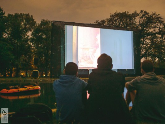 Shfaqje e filmave në ambient të hapur në festivalin Anibar, Pejë.