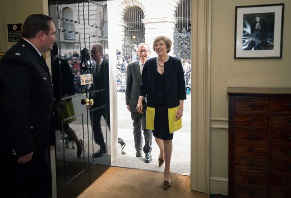 Kryeministrja e re Britanike, Theresa May, e ndjekur nga bashkëshorti i saj Philip May, hyjnë në ndërtesën 10 Downing Street, në Londër, të mërkurën, 13 korrik 2016. David Cameron dha dorëheqjen pas gjashtë vitesh si kryeministër. Foto: (Stefan Rousseau/Pool Photo via AP)