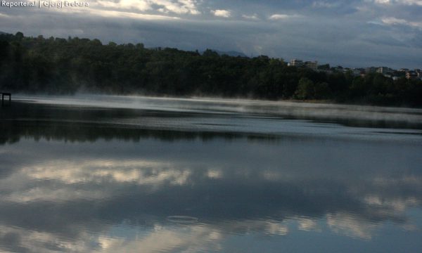 Mjegulla ka mbuluar liqenin Artificial të Tiranës në orët e para pas lindjes së diellit. korrik 2016. Foto: Gjergj Erebara/BIRN 