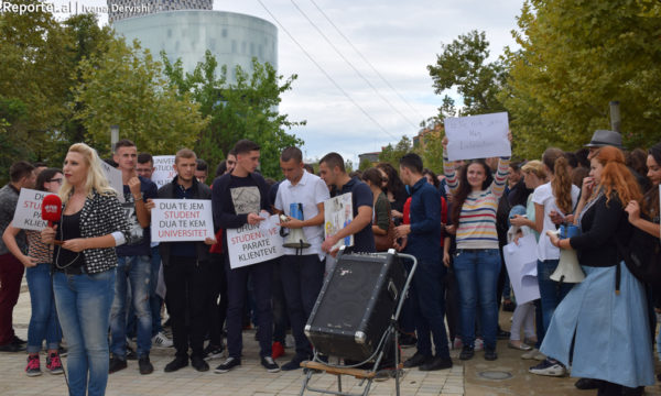 Maturantët protestojnë përpara parlamentit kundër sistemit të ri të maturës që la jashtë listave paraprake mijëra nxënës me nota të larta. Tiranë. 8 shtator 2016. Foto: Ivana Dervishi/BIRN