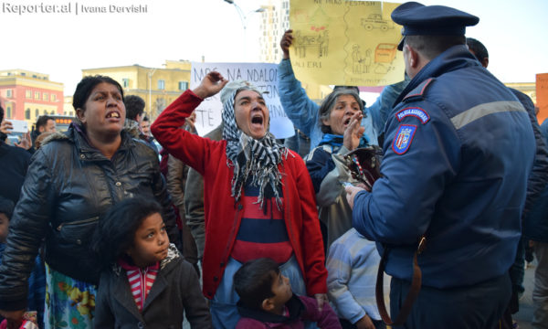 Dhjetëra pjesëtarë të komunitetit rom dhe egjiptian, të cilët e nxjerrin jetesën duke mbledhur sende të riciklueshme në kazanët e mbeturinave në Tiranë, protestuan të hënën përpara Bashkisë. Foto: Ivana Dervishi/BIRN