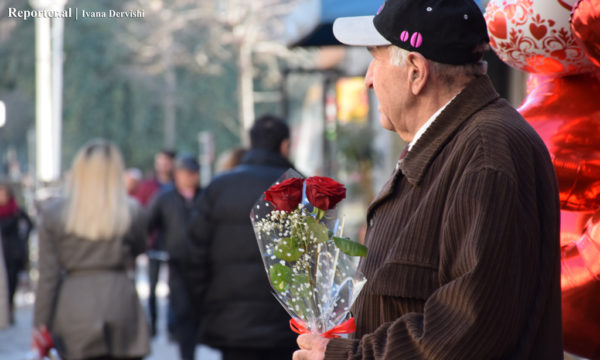 Një i moshuar del nga një dyqan lulesh me dy trëndafila të kuq në Ditën e Shën Valentinit në Tiranë. 14 shkurt 2017. Foto: Ivana Dervishi/BIRN