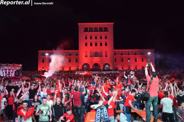 Tifozët festojnë fitoren e Shqipërisë ndaj Rumanisë në Euro 2016. 