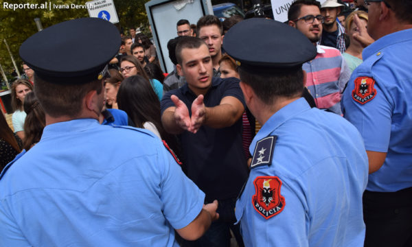 Maturantët protestojnë përpara parlamentit kundër sistemit të ri të maturës që la jashtë listave paraprake mijëra nxënës me nota të larta. Tiranë. 8 shtator 2016. Foto: Ivana Dervishi/BIRN