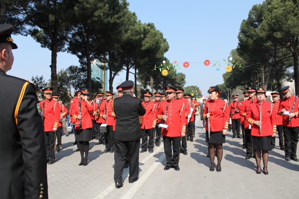 Banda muzikore performon disa melodi për publikun që ka dalë të festojë Ditën e Verës në Bulevardin Dëshmorët e Kombit, Tiranë, Shqipëri. Foto: Ivana Dervishi | BIRN.