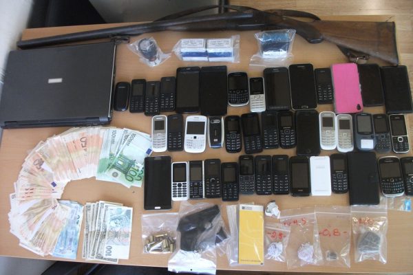 Para dhe celularë të konfiskuar. Foto: Policia greke