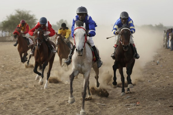 Konkurrentët e garave me kuaj garojnë në hipodromin N'djamena, Çad. (AP Photo/Jerome Delay, File)