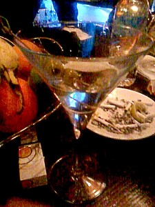 Martini dhe cigare, një kujtim nga netët përpara masave për zbatimin e ligjit antiduhan.