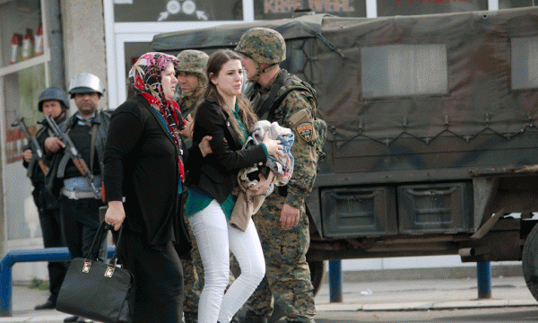 Një familje po evakuohet nga zona e konfliktit në Kumanovë të Maqedonisë më 9 maj 2015. (AP Photo/Visar Kryeziu)
